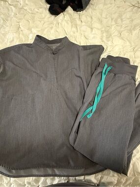 Women’s Figs Scrubs